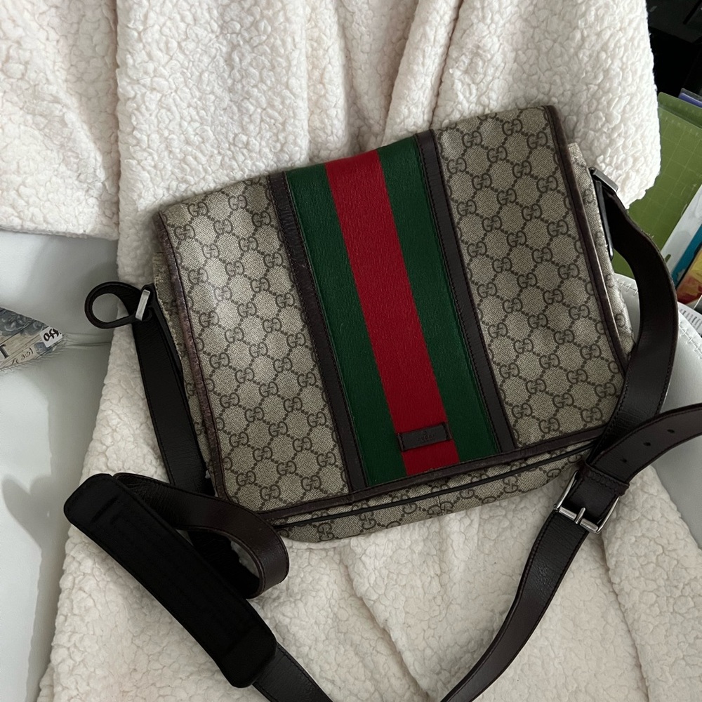 Authentic Gucci leather vintage messenger bag.